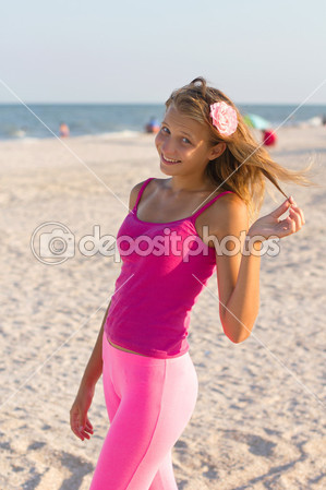 Прикрепленное изображение: depositphotos_14367979-cheerful-teen-girl-on-the-beach.jpg